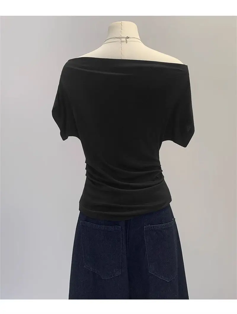 Sommerliches, schwarzes Damen-T-Shirt mit einem Schulterträger, kurzen Ärmeln, im koreanischen Stil, figurbetont, mit freiem Schulterbereich, modisch. – Detail 19
