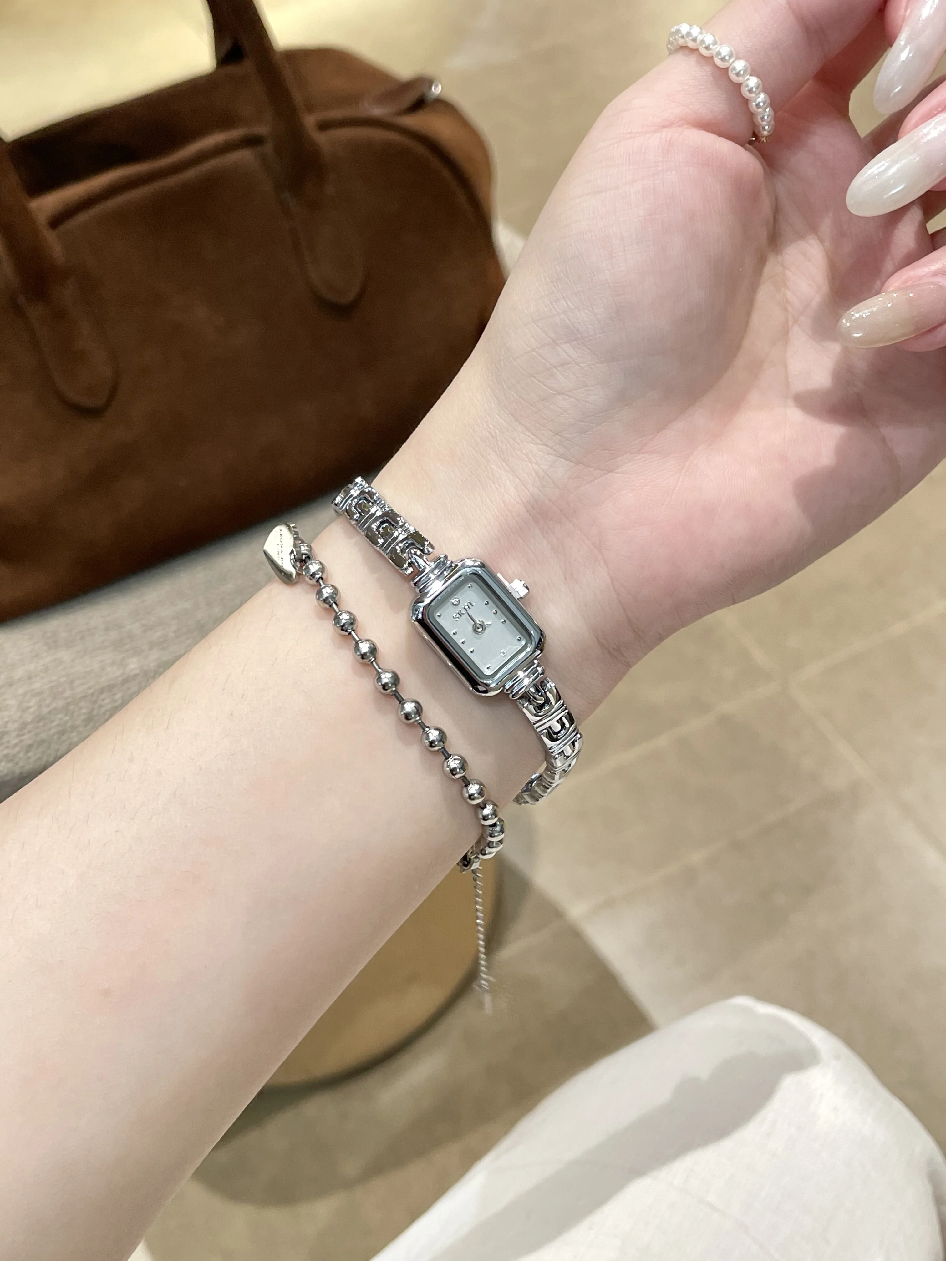 Nieuw luxe dameshorloge, klein en prachtig gouden horloge, perfect verjaardagscadeau voor meisjes, vintage design quartz polshorloge.