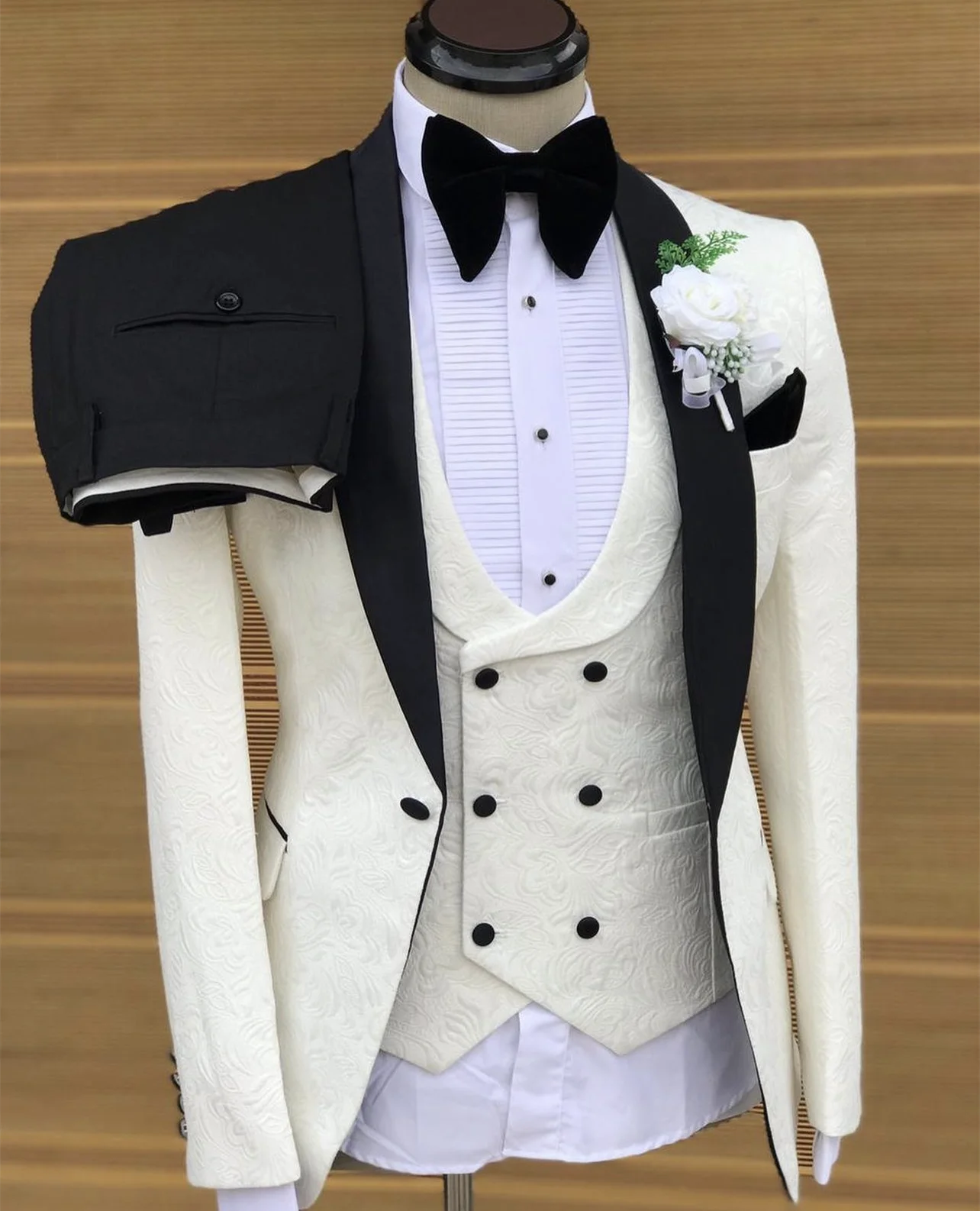 

Wedding Suit for Men White Jacquard Pattern Jacket with Black Lapel 3 Piece Blazer Vest Black Pants Sets Wedding Prom Outfits