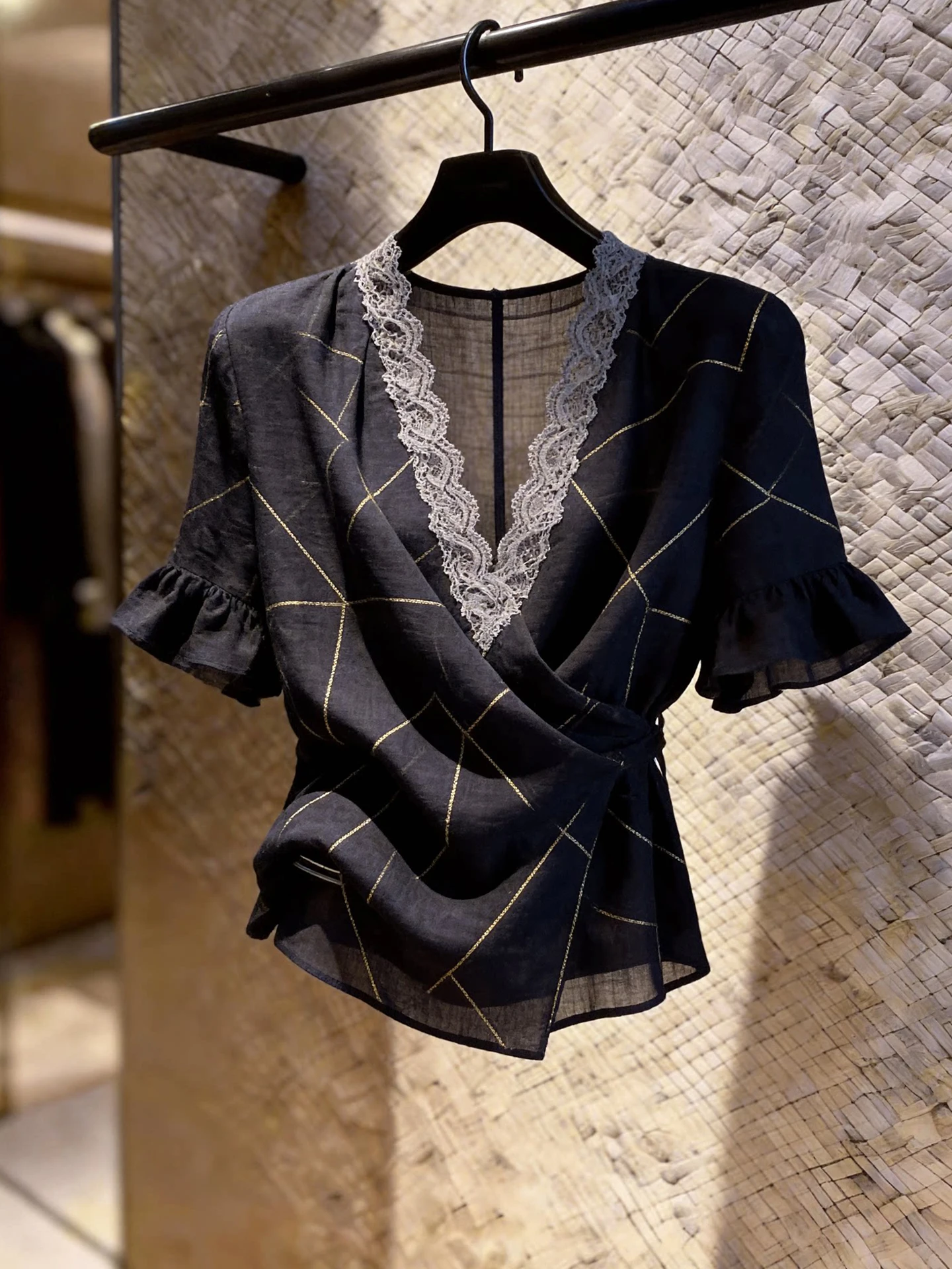 

Модный женский топ с коротким рукавом и V-образным вырезом из кружева, универсальный дизайн, лето 2026, корейский стиль, прямой крой, для повседневной носки