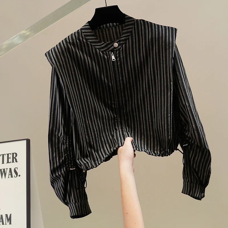 

Модный плотный полосатый топ с декоративной молнией, круглым вырезом, мягкими длинными рукавами, приталенный крой, трендовый дизайн.