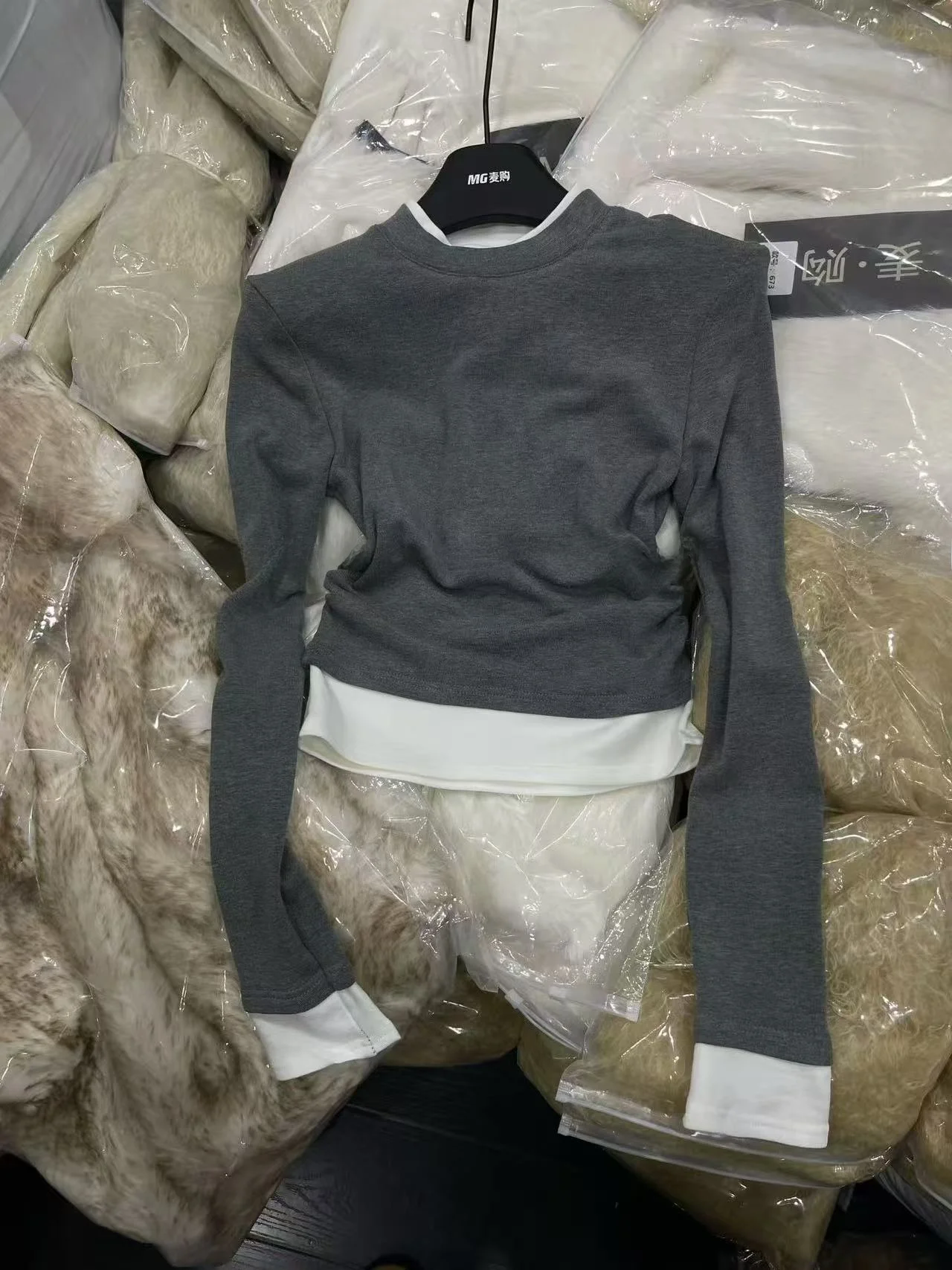 

McGou 2025 Winter Korean Sle Slim Fit Patchwork Faux Two-Piece Long Sve ort oulder Pad Brued Women's Top