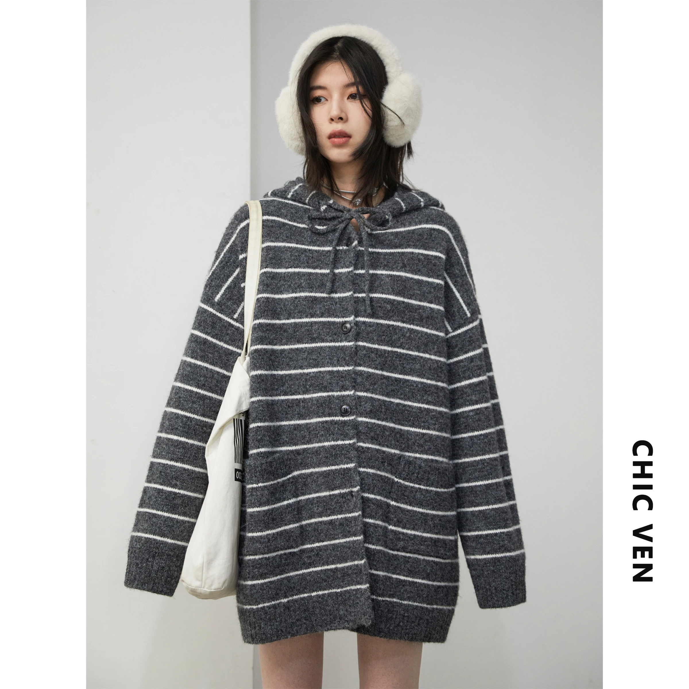 سترة نسائية كورية أنيقة من CHIC VEN سترات محبوكة فضفاضة غير رسمية مع قلنسوة برباط علوي سترة نسائية لخريف وشتاء 2025