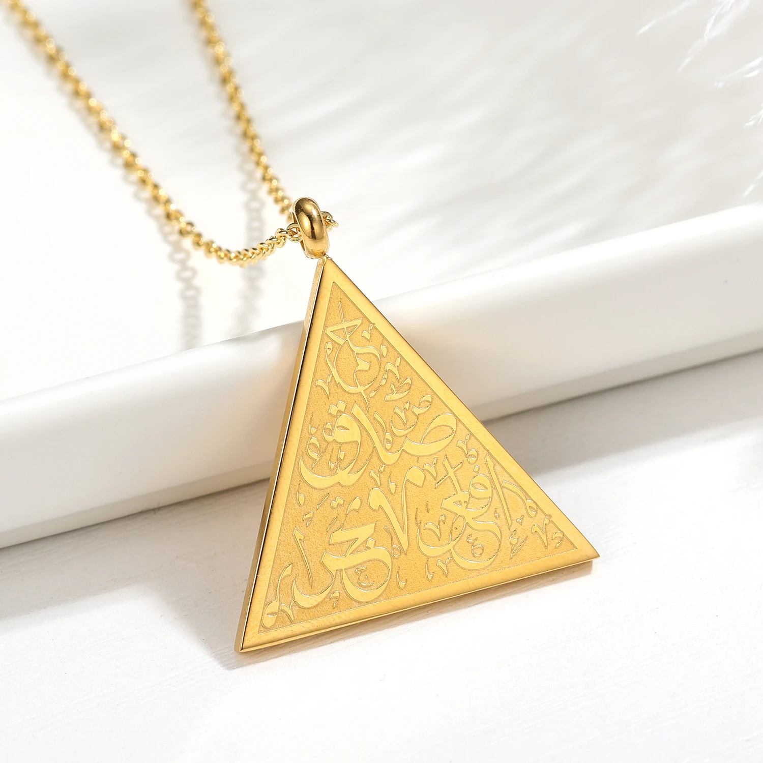 

Collier Calligraphie Arabe Triangle Pendant Geometric Arabic 18K Gold-plated Necklace Women Jewelry Eid Muslim Jewelry For Her