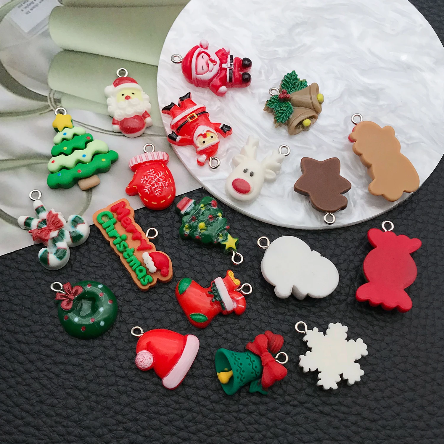 Randomly Mix 10Pcs Resin Christmas Charms Snowman Santa Tree Penguin Reindeer Pendants For DIY Jewelry Making Accessories