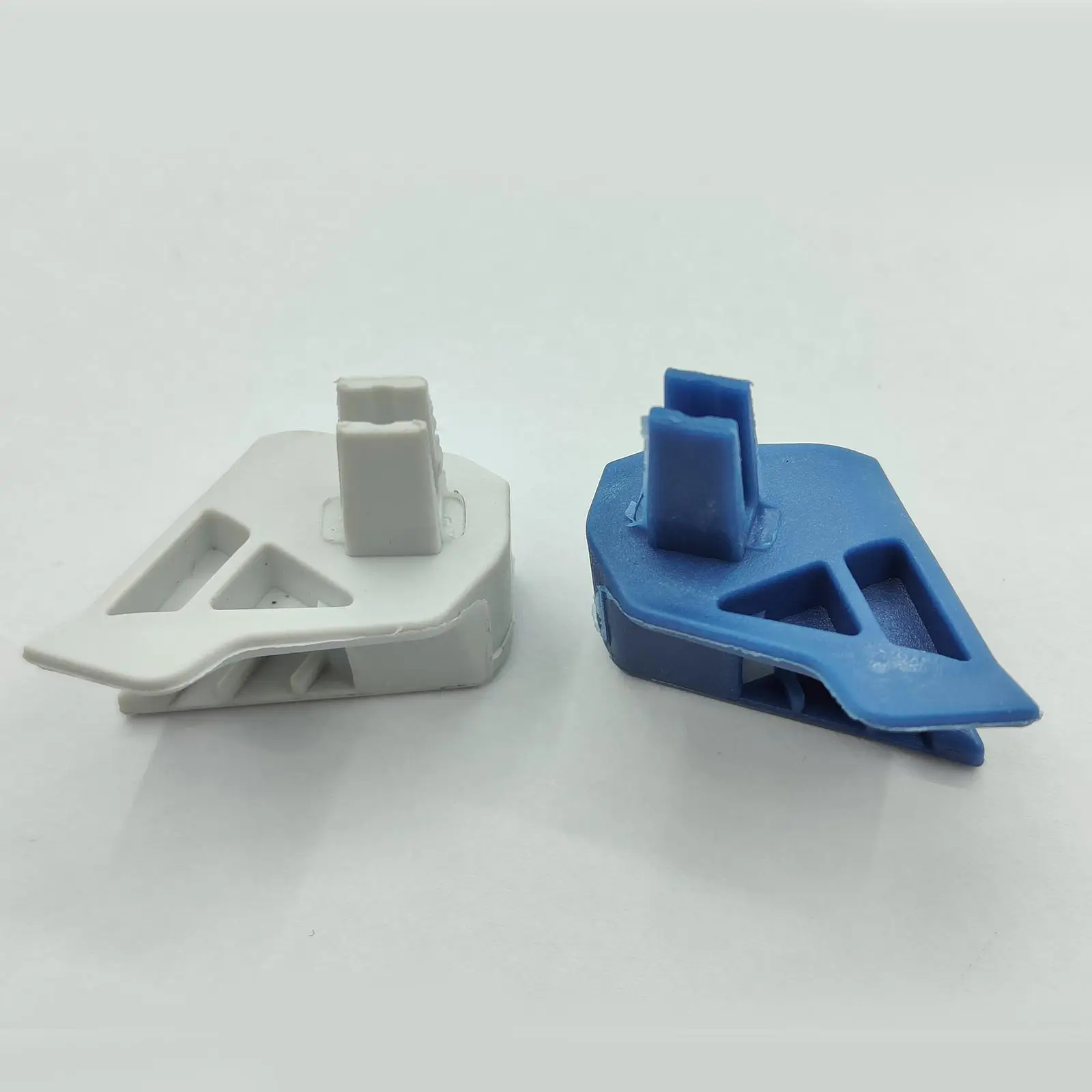 

Пара креплений для боковых габаритных фонарей с винтами, левое и правое, из АБС-пластика, для водителя и пассажира