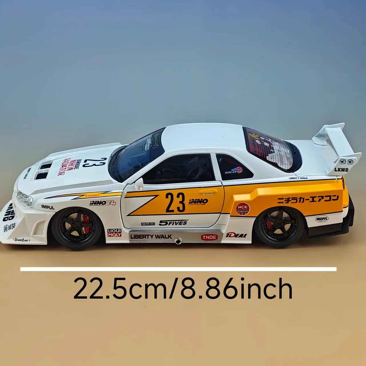 Wit, voorgebouwd gegoten voertuigmodel op schaal 1:24, legeringsauto, meerdere openingen, geschikt voor cadeau of display.