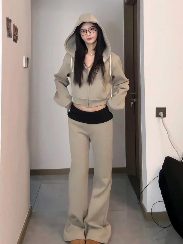 

Повседневный спортивный женский комплект из двух предметов: модная толстовка-куртка и утягивающие брюки. Весенняя коллекция. Стильная и удобная одежда.