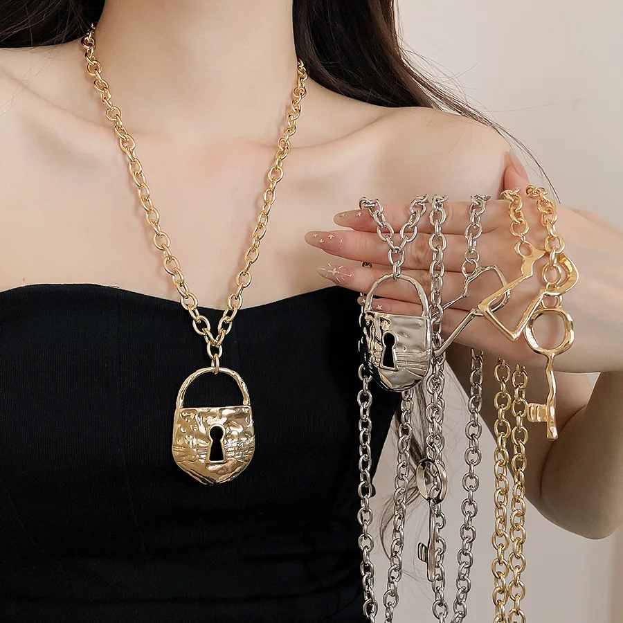 4 Styles Gold Silver Color Textured Lock Pendant Necklace for Women Fashion Show Hollow Out Key Dress Chain Trendy Jewelry N