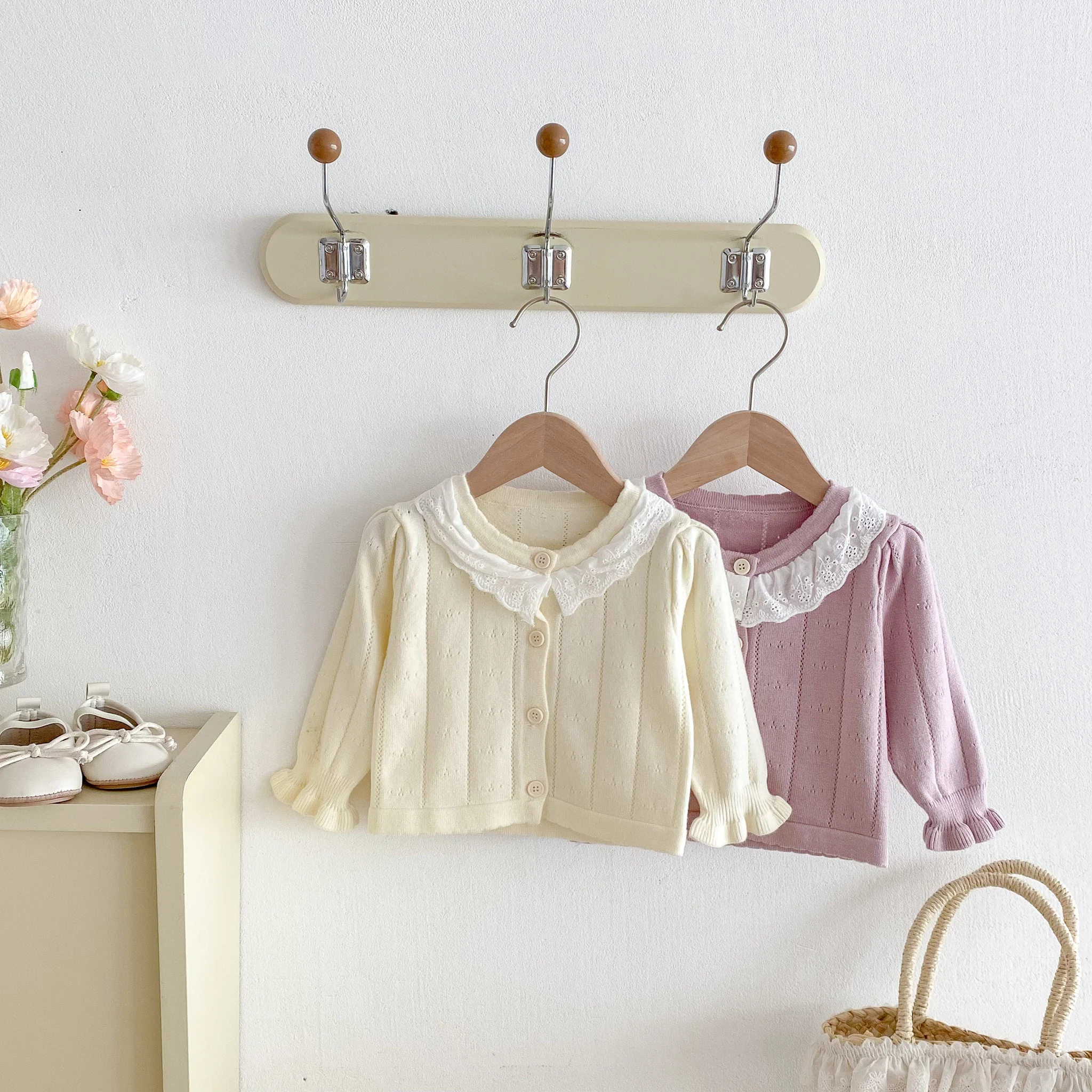 A cute and casual sweater for baby girls in autumn and winter, featuring a knitted cardigan with a lace collar and cutouts