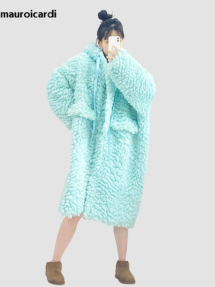 Mauroicardi Inverno Lungo Oversize Carino Dolce Kawaii Spessore Caldo Blu Spessore Caldo Fuzzy Soffice Cappotto di Pelliccia Sintetica Delle Donne con Cappuccio 2024