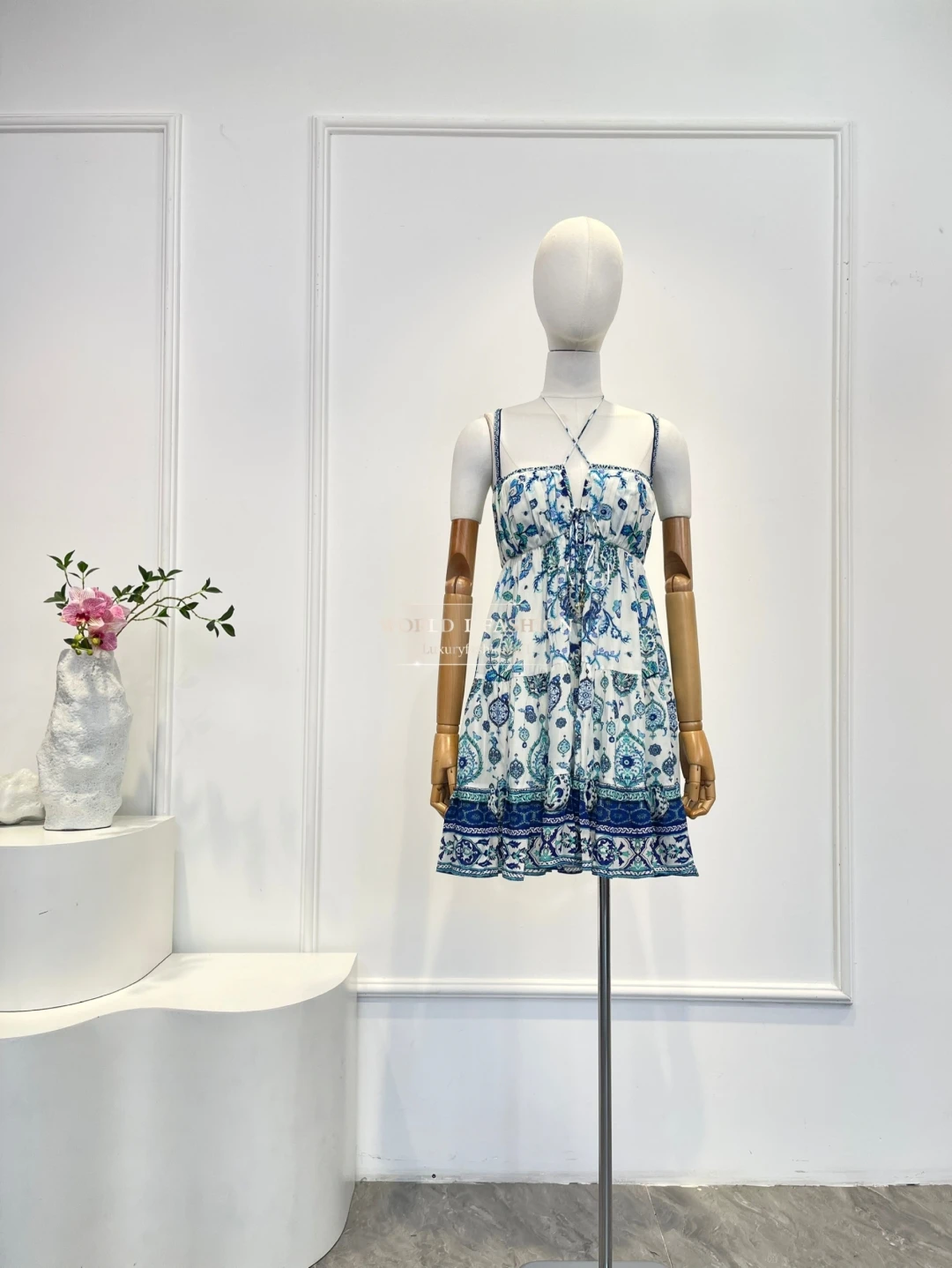 

Блузка с воротником-стойкой, топ и мини-юбка, комплект высшего качества, великолепная новая коллекция 2025 года, коричневый комплект с принтом перьев и длинным рукавом