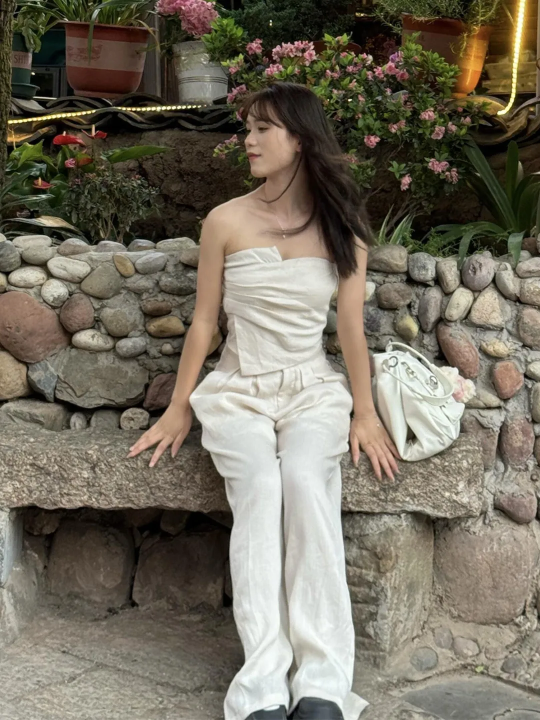 

Стильный комплект из двух предметов: топ-бюстье и брюки с широкими штанинами, летний повседневный наряд для женщин.