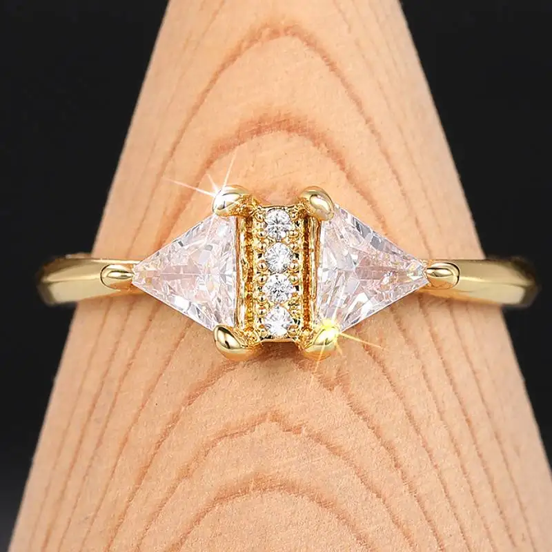 Huitan Goldfarbener Damenring mit eingelegtem, hellem, geometrischem CZ, modisches Accessoire für Damen, Verlobung, Alltag, bezaubernder Schmuck, Geschenk