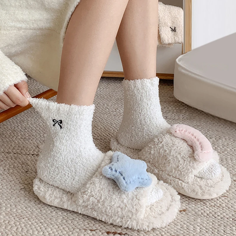 1 par de calcetines encantadores para mujer, calcetines de tubo medio de Cachemira gruesos Kawaii, prendas de vestir suaves y cálidas para niñas, calcetines para el suelo