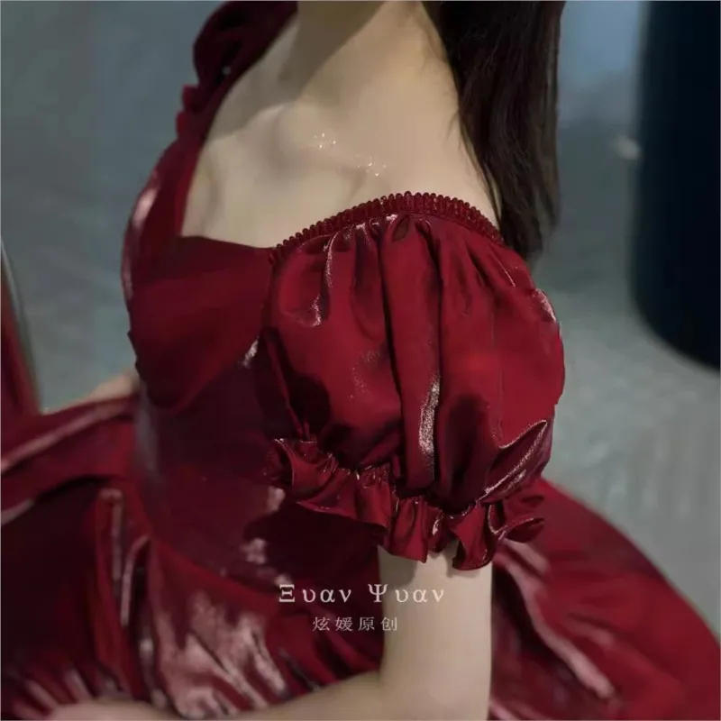 새틴 소재의 와인 레드 색상의 신부 들러리 드레스 (잔치용)