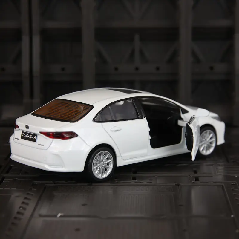 

1:33 Toyota Corolla alloy car model ornaments acousto-optic double-door toy car children's gift fine workmanship good quality