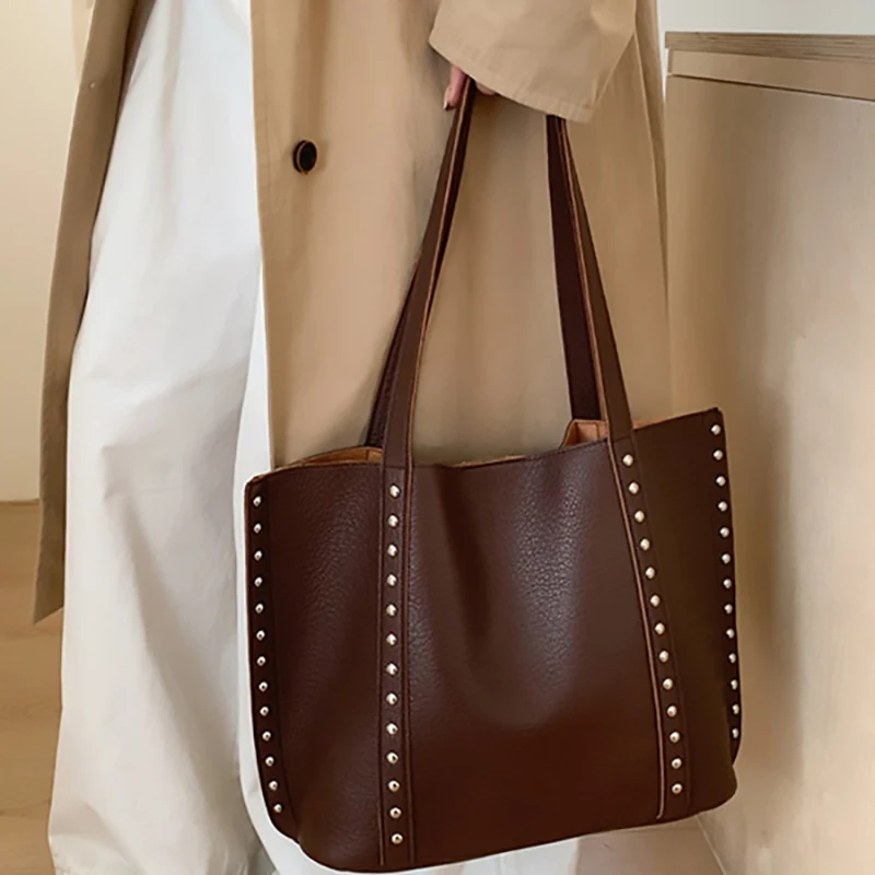 

Vintage Rivet Tote Bag for Women 2025 New Large Capacity Commuter Buckle Handbags Trendy PU Leather Female Shoulder Bags