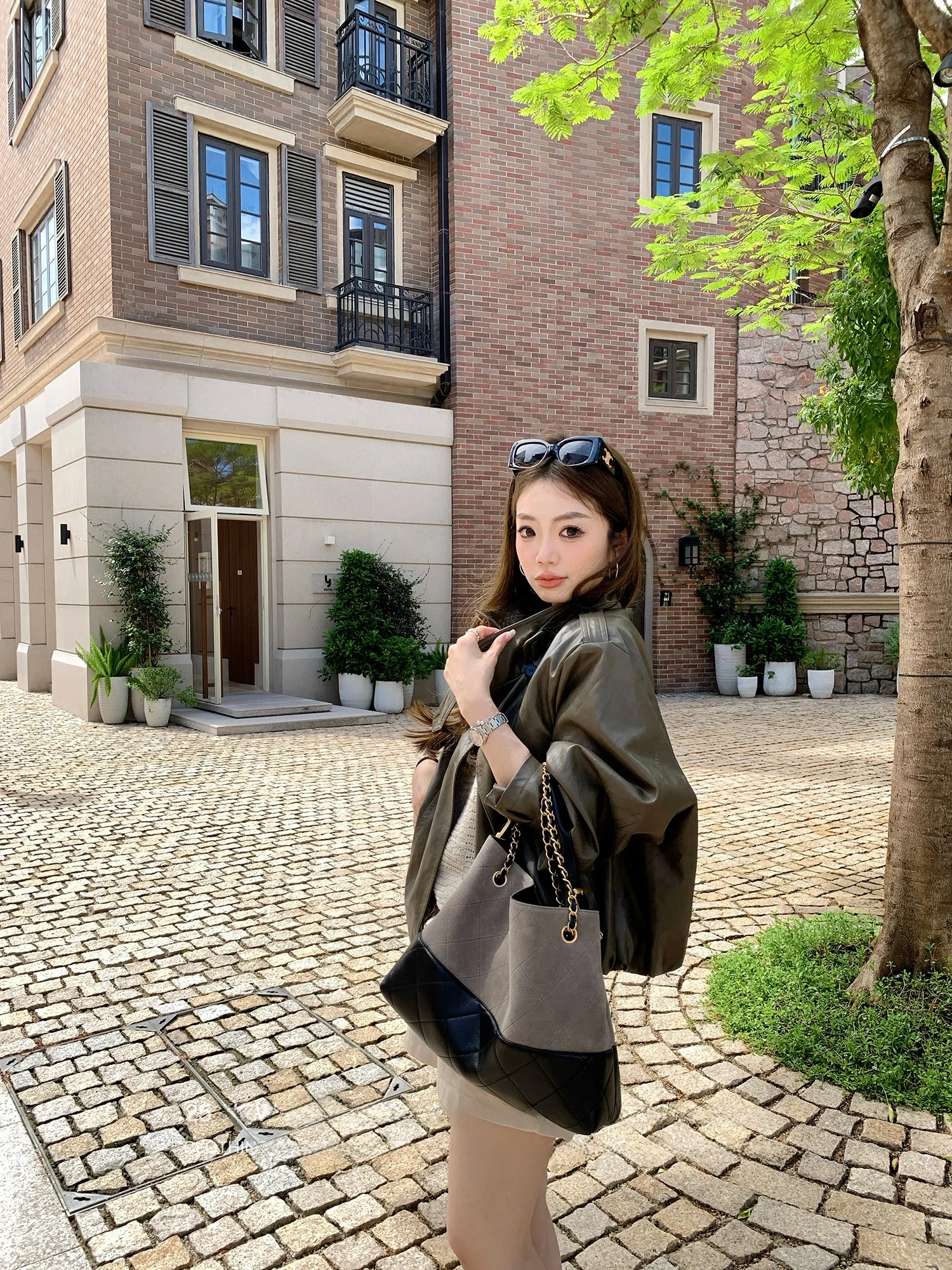 Chaqueta de cuero PU con cuello alto para mujer, estilo adelgazante, nueva colección de otoño, abrigo de manga larga de doble botonadura con sensación de alta gama.