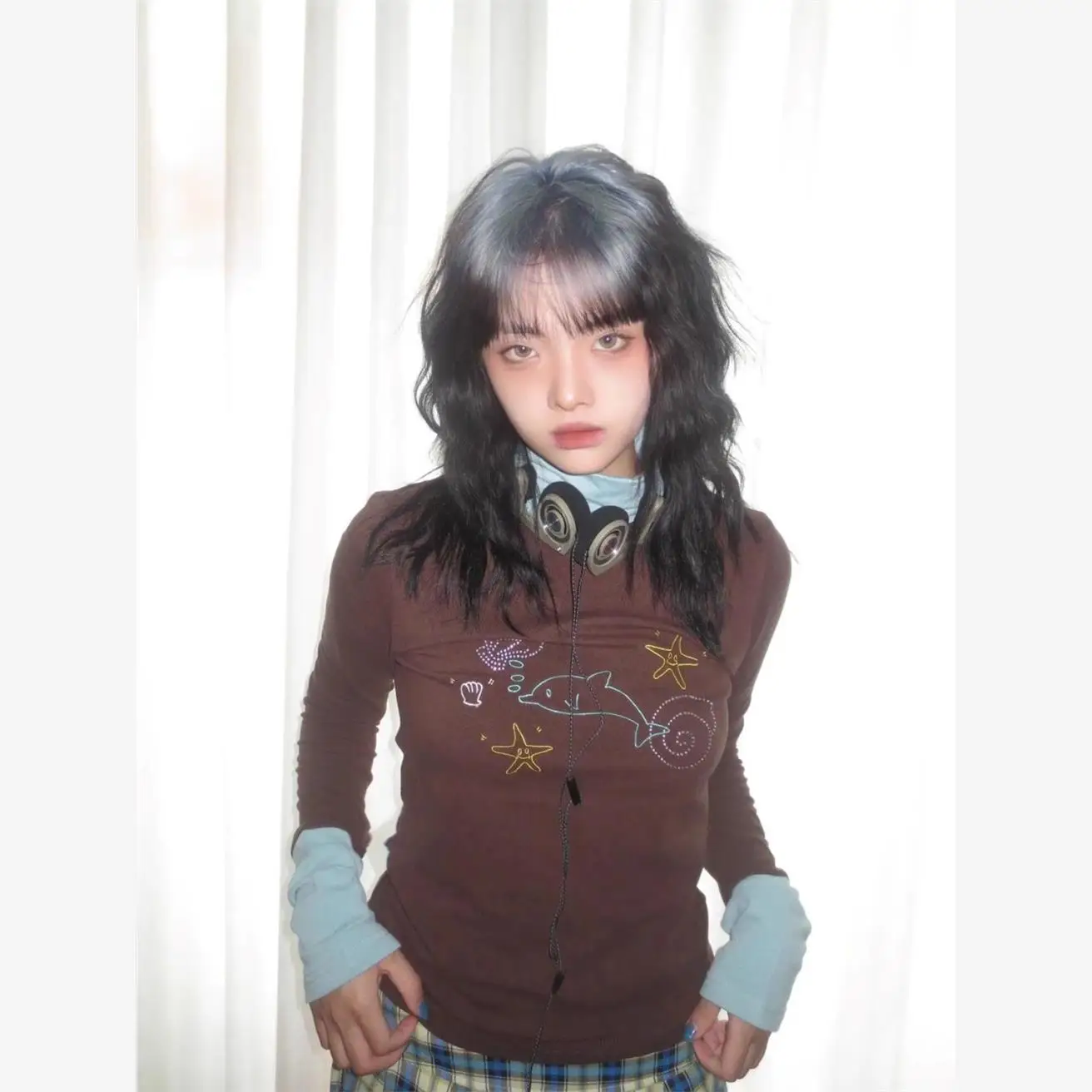 เสื้อยืดคอสูงแขนยาวทรงเข้ารูปประดับเพชรเทียมสำหรับผู้หญิง สไตล์เท่ห์ ทรงตรง แฟชั่นฤดูร้อน เสื้อยืดผู้หญิง