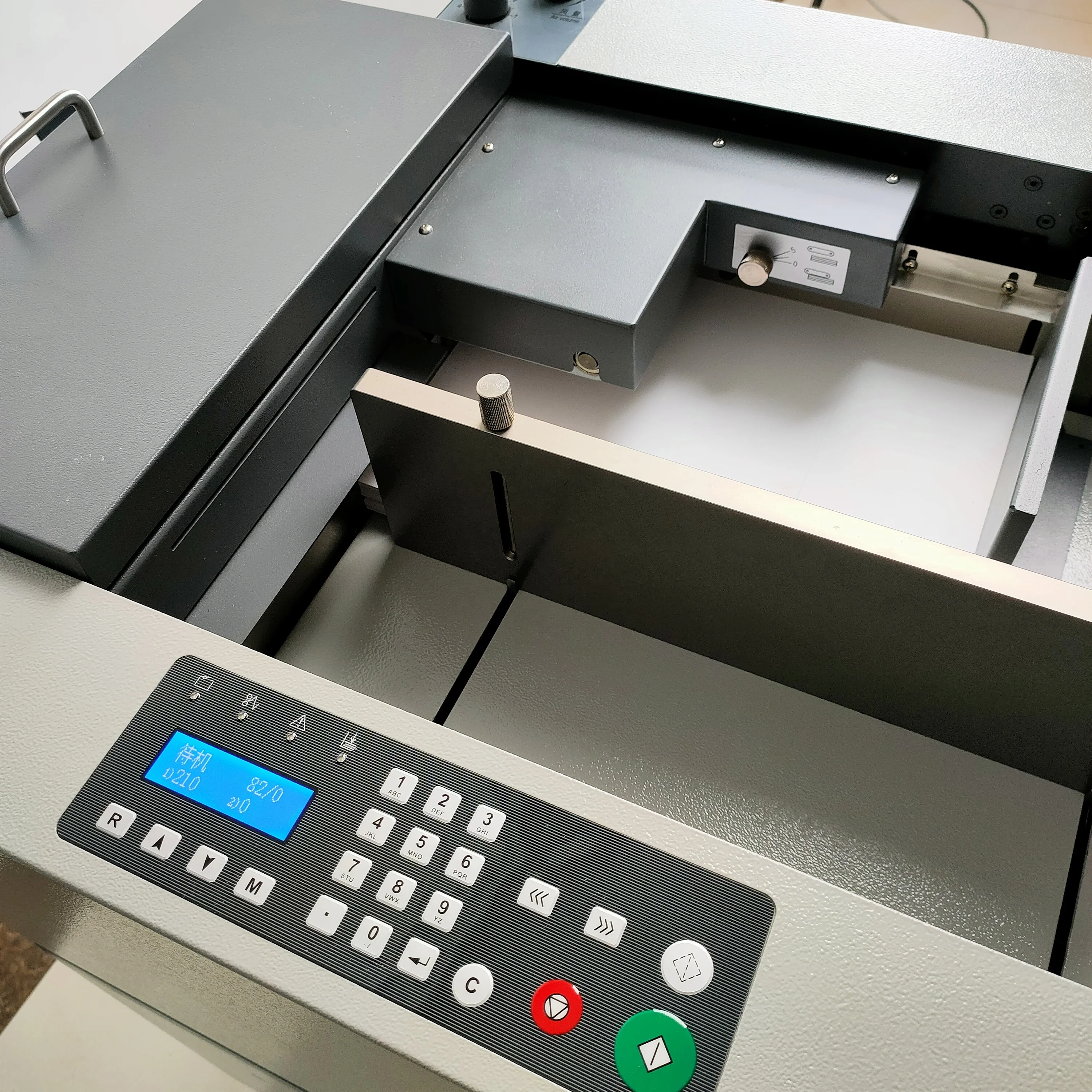 Componenti del motore PLC ad alta velocità di aspirazione dell'aria della macchina perforatrice per piegatura della carta elettrica digitale automatica A3 330mm A4 utilizzabile