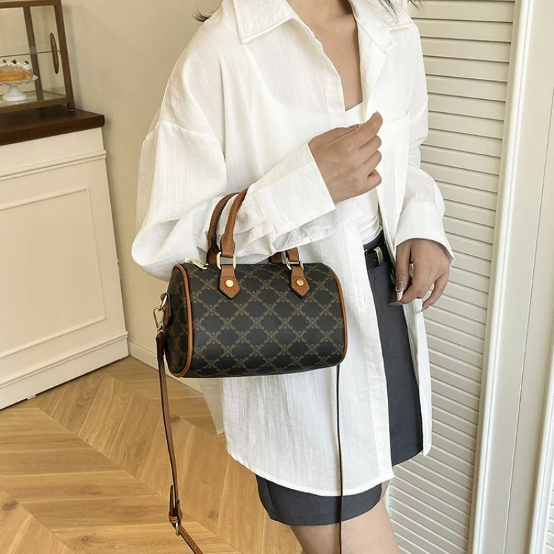 Bolsos de mano de moda para mujer hechos de cuero premium con un diseño moderno y un aspecto elegante y famoso e atemporal ​