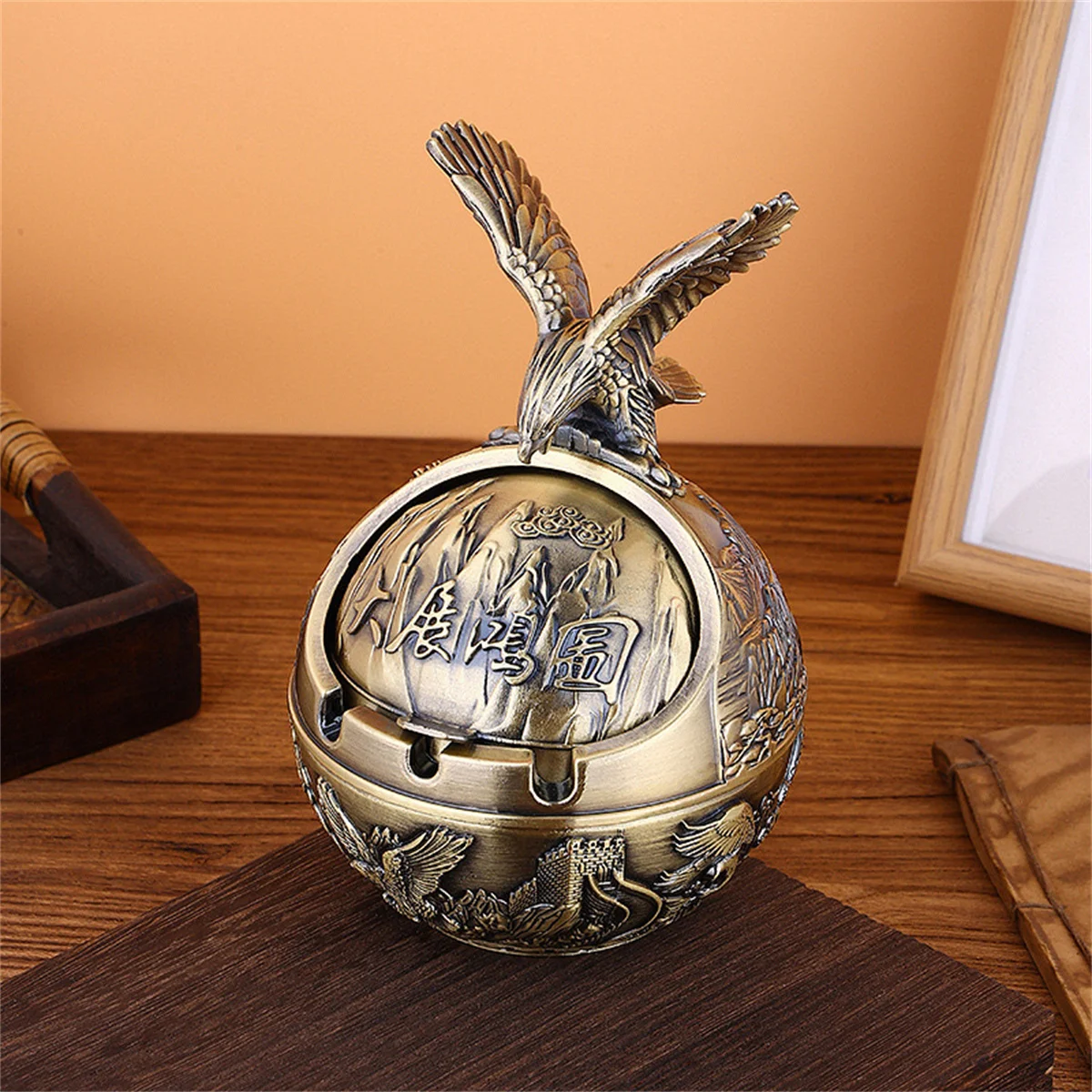 High-end ashtray with lid, windproof, ash-proof and drop-proof for home office and living room coffee table.