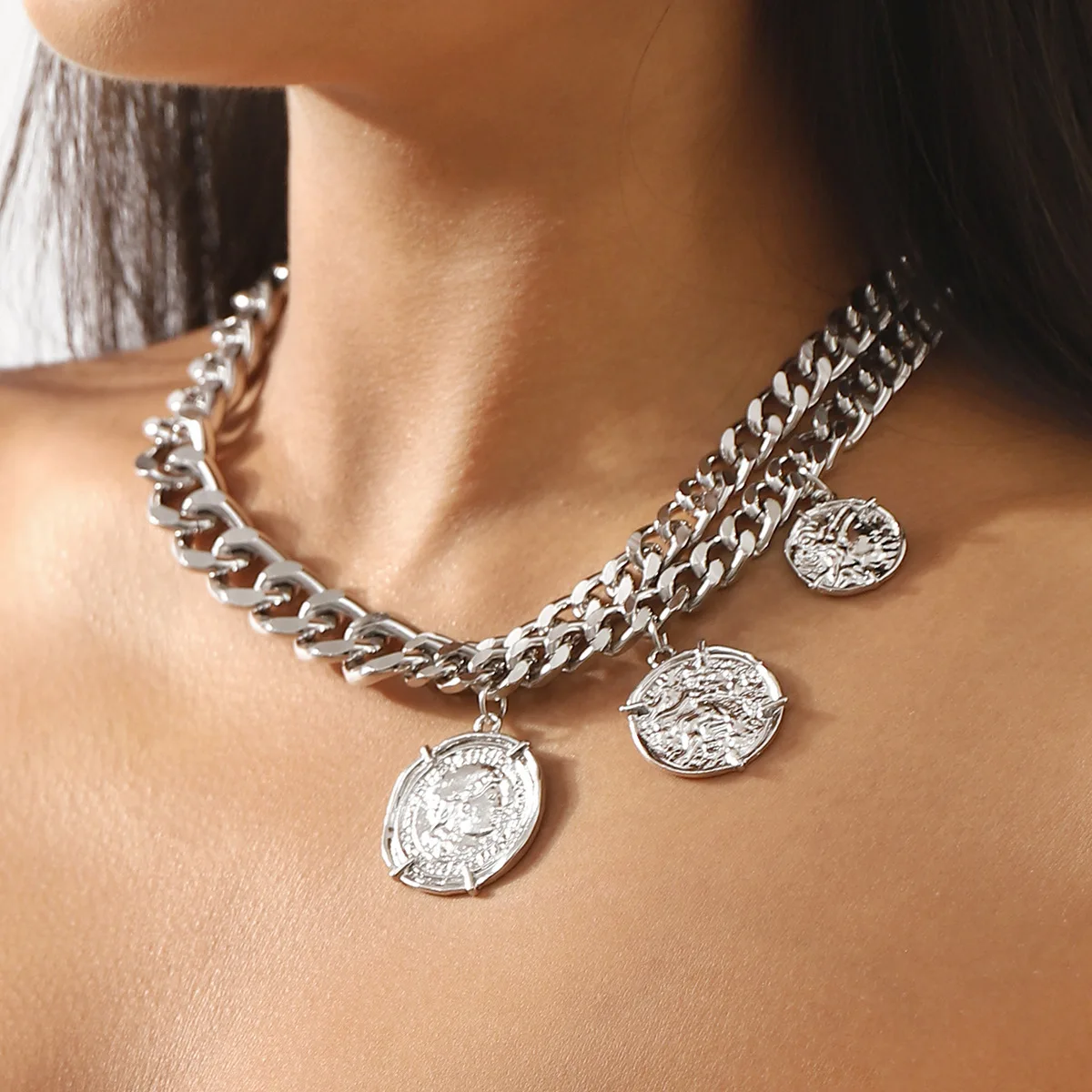 collier-pendentif-au-design-retro-exagere-chaine-de-clavicule-elegante-et-audacieuse-pour-la-photographie-de-rue