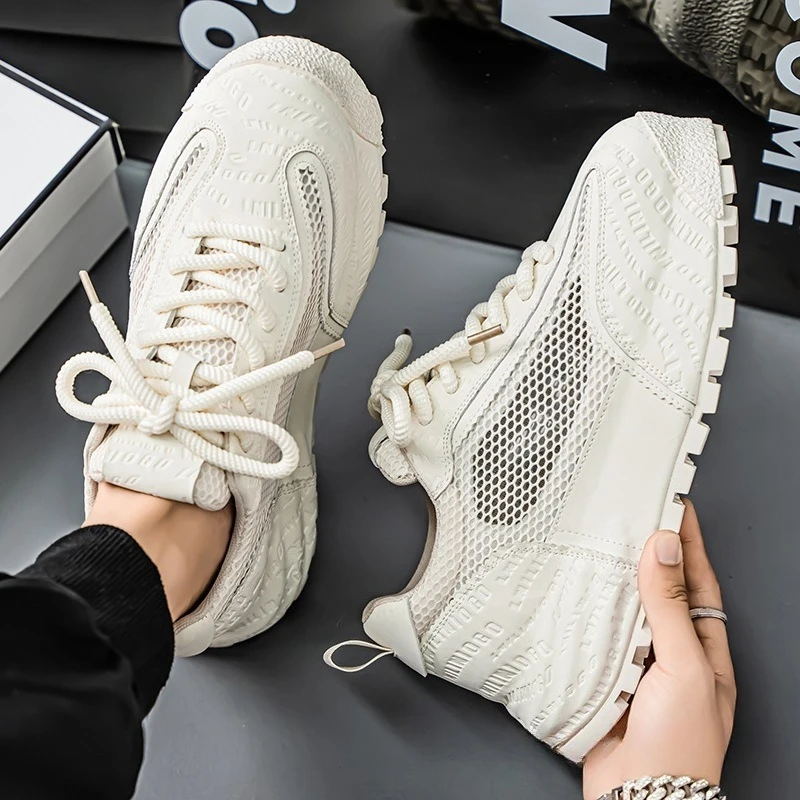 

Летняя новая сетчатая мужская обувь – это повседневная и модная. Дышащие мужские кроссовки на платформе для прогулок и социального характера