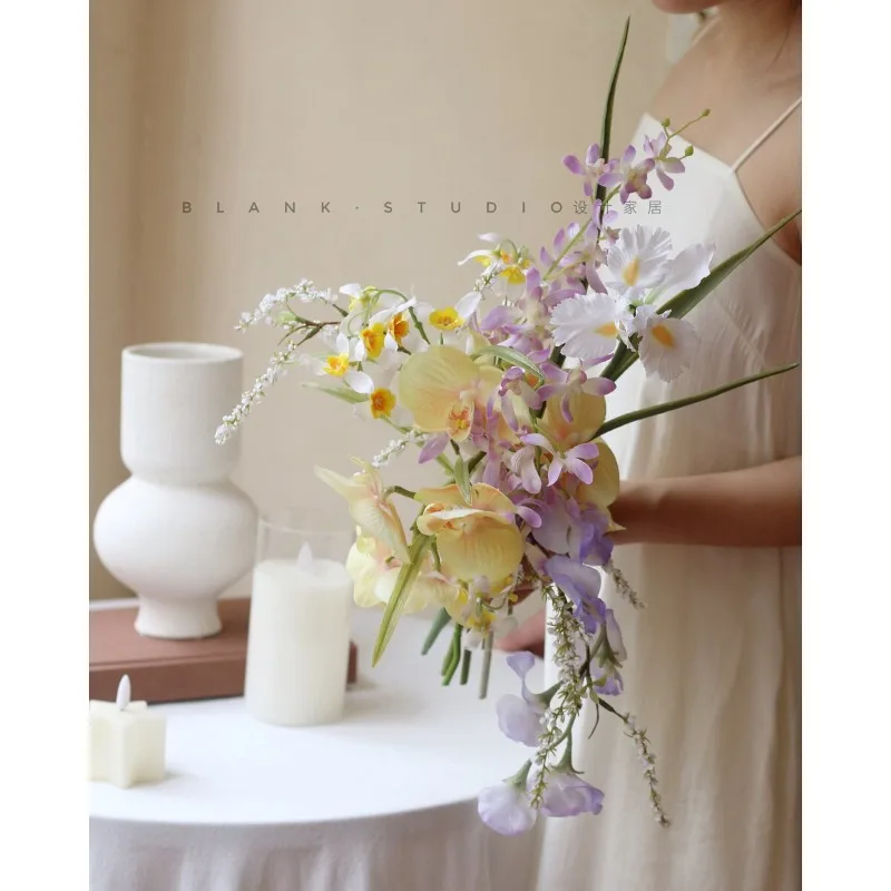 bouquet-a-colori-contrastanti-giallo-viola-fiore-simulato-di-phalaenopsis-giallo-oca-design-originale-del-fiorista-vaso-da-tavolo-per-fiori