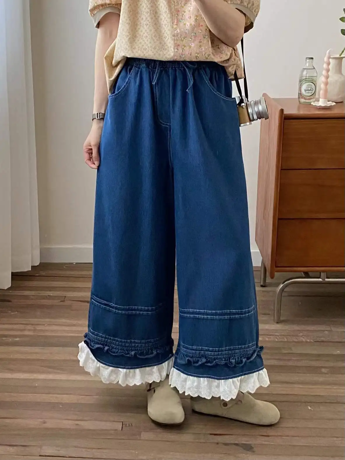 Celana Denim Katun Musim Gugur 2025 Terbaru, Wanita Pinggang Elastis Aksen Renda Patchwork, Gaya Mori Girl Prancis Awet Muda Model Kaki Lebar B59428CC