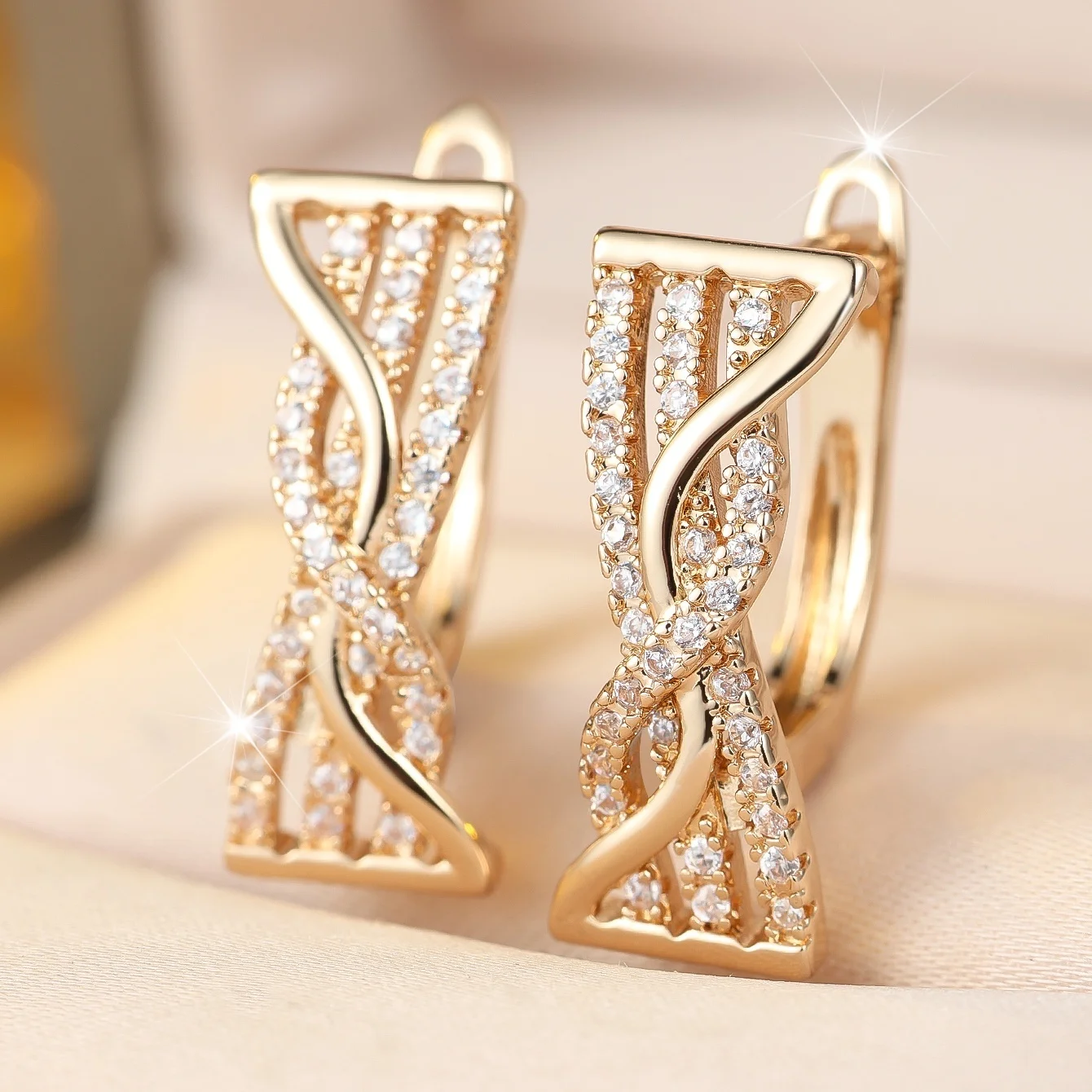 Kleine geometrische Ohrringe mit weißen Zirkonen, trendige Creolen, luxuriöser Goldschmuck für Damen, Hochzeitsschmuck für Frauen.