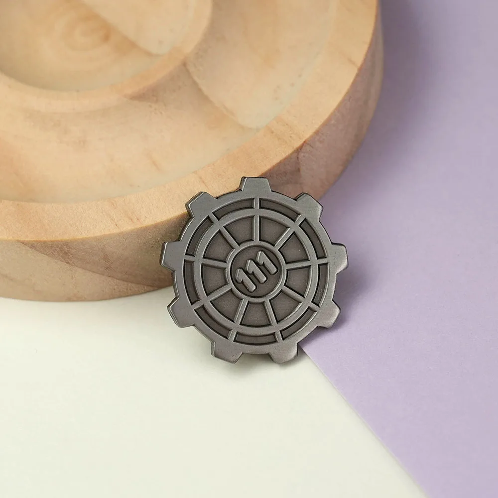 Post-Apokalyptischer Vault 111-Tür-Emaille-Pin, Wasteland-Spiel-Brosche, Vintage-Metall-Gear-Reversnadeln, Cosplay-Schmuck, Geschenk für G – Detail 4