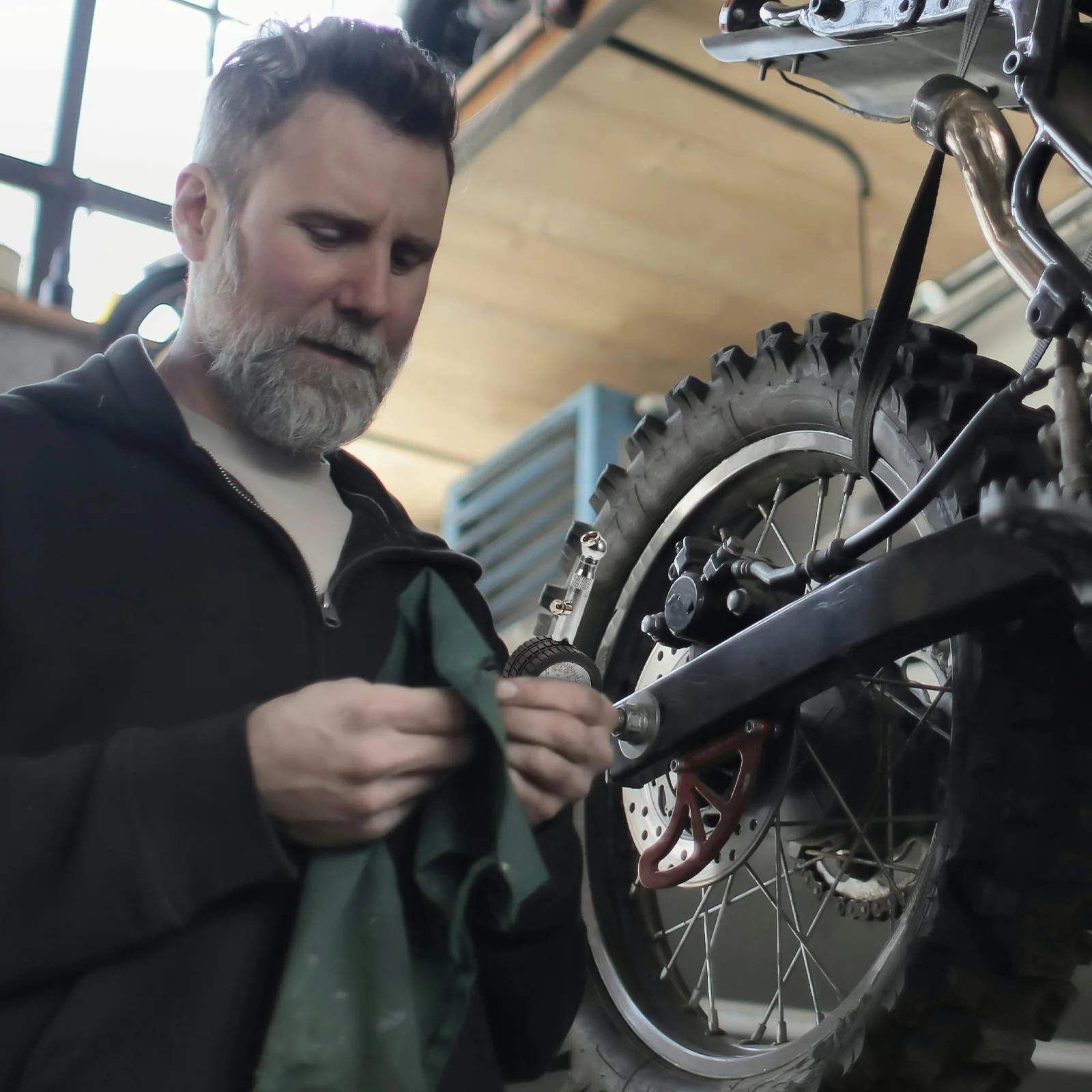 

Tire Pressure Gauge Digital Display High Precision Car Tire Monitoring Device Portable Repair Tool For Automotive Safety