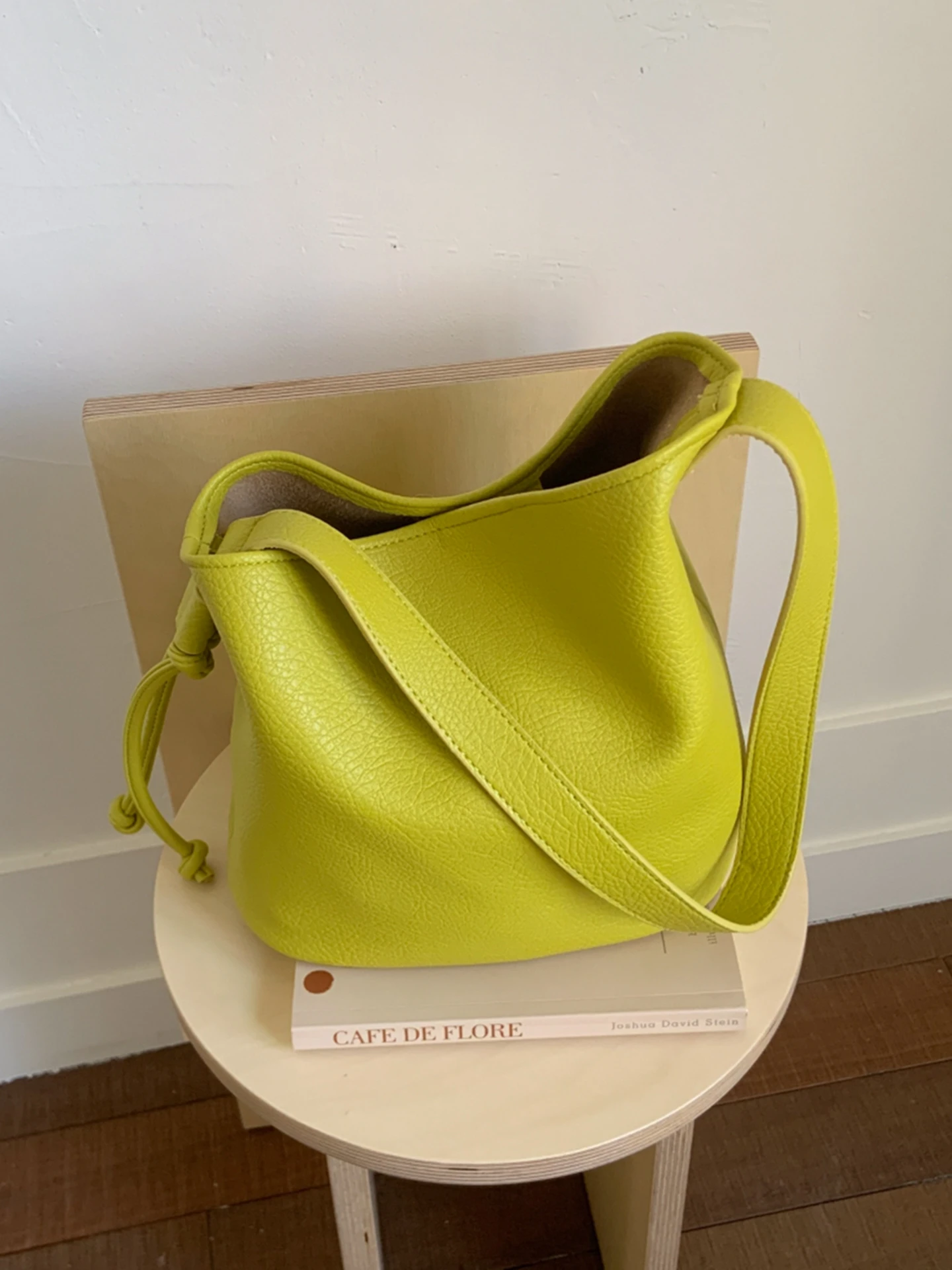 

Персонализированная сумка на одно плечо неправильной формы для женщин, осенние новые однотонные сумки через плечо, повседневная сумка с магнитной кнопкой