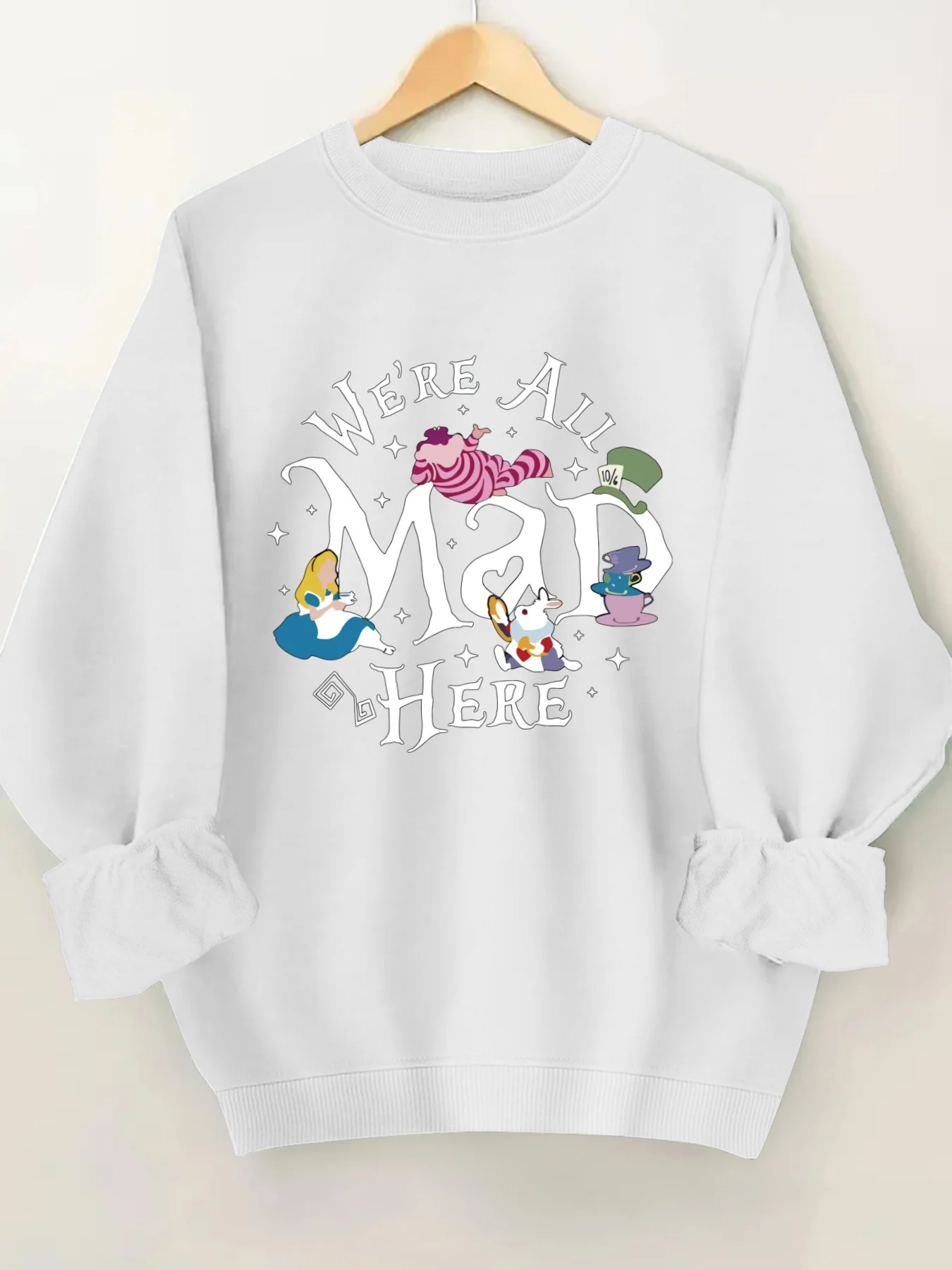 

Толстовка с круглым вырезом и надписью "We're All Mad Here" из мультфильма Дисней "Алиса в Стране чудес" с изображением Чеширского кота и Безумного Шляпника.