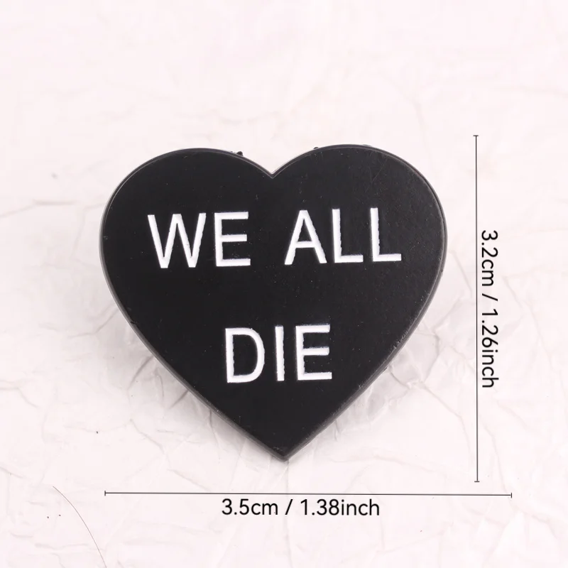 Gotischer herzförmiger „WE ALL DIE“-Knopfnadel – edgyes Zubehör für Taschen, Hüte, Jacken – Detail 4