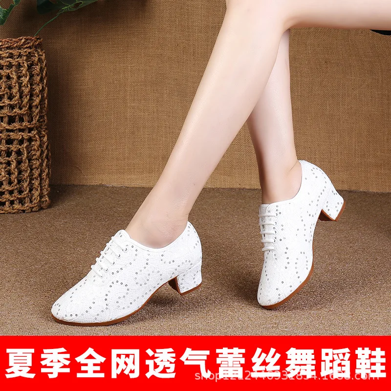 Chaussures de danse latine en dentelle blanche avec talon moyen pour femmes, entraînement corporel, danse sociale, saut, carré, mode, nouveau