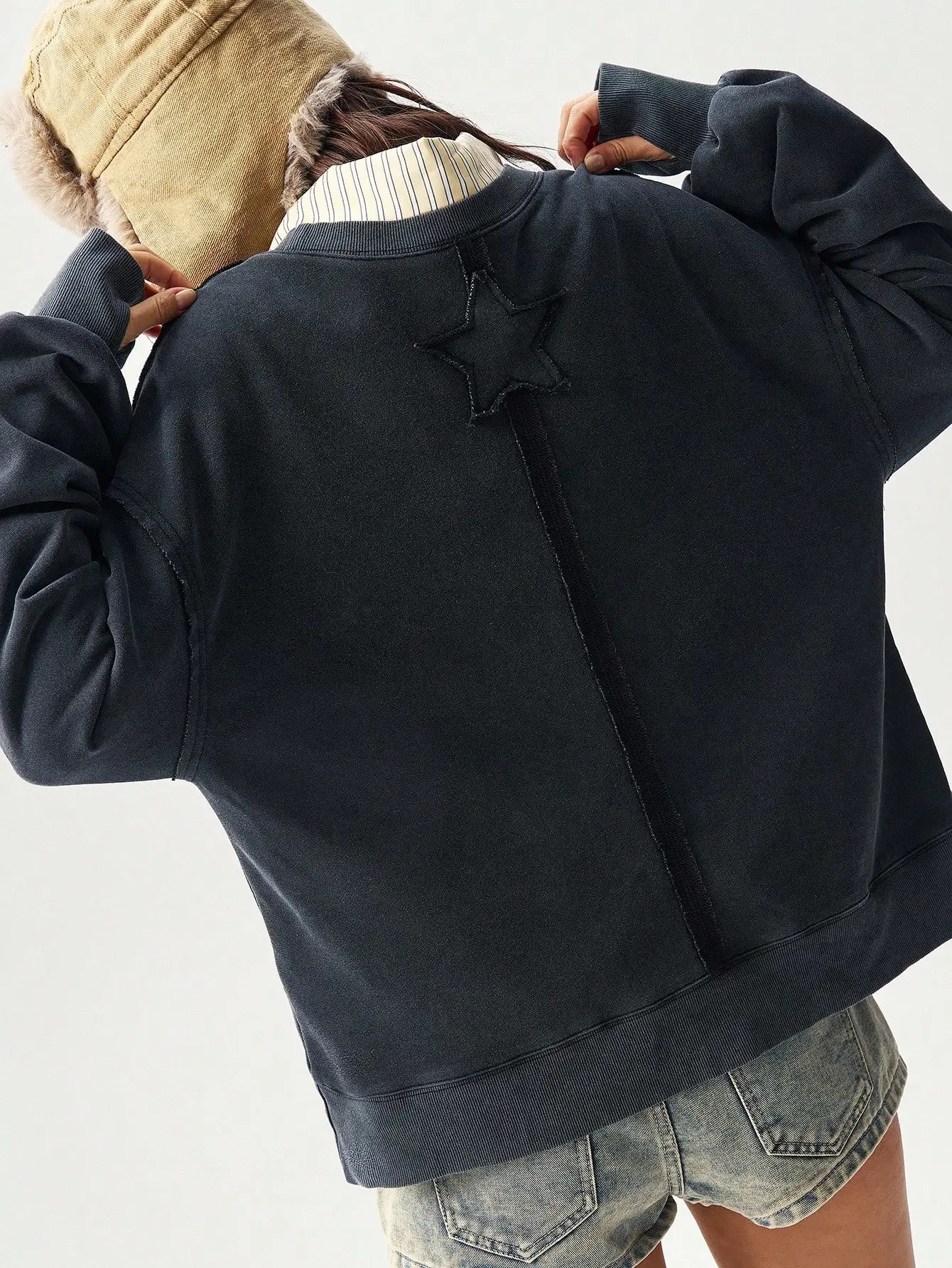 Damska bluza oversize z naszywką w kształcie gwiazdy i ćwiekami, swobodna bluzka na jesień i zimę.