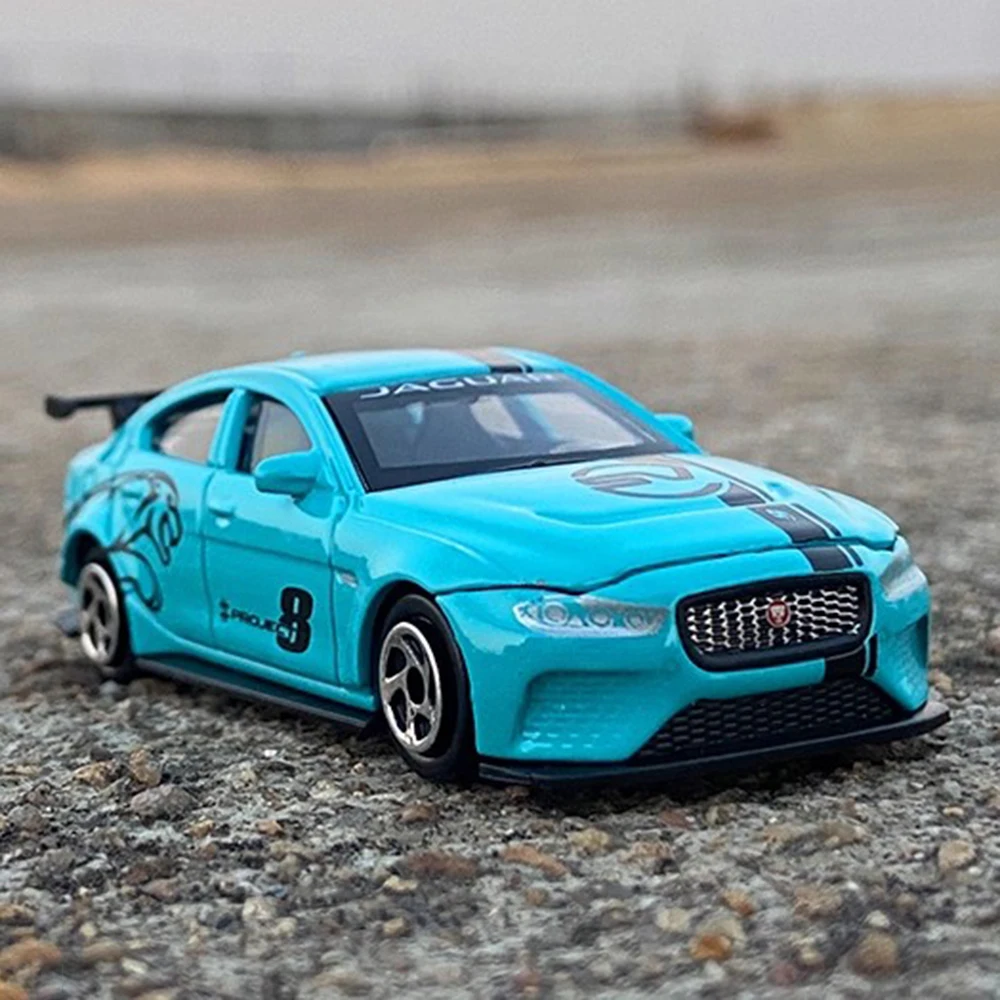 

Масштаб 1:64 JAGUAR XE SV Project 8, модель спортивного автомобиля, игрушка, карманный сплав, статические роскошные модели автомобилей, лучшие подарки для детей