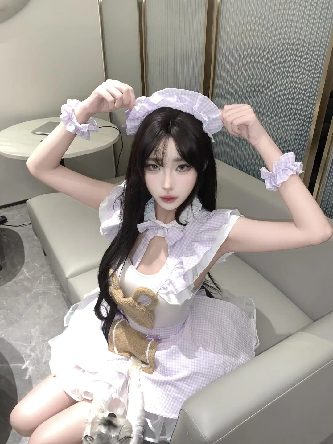 幼げなクマモチーフのメイド風エプロン｜ギンガム×フリル