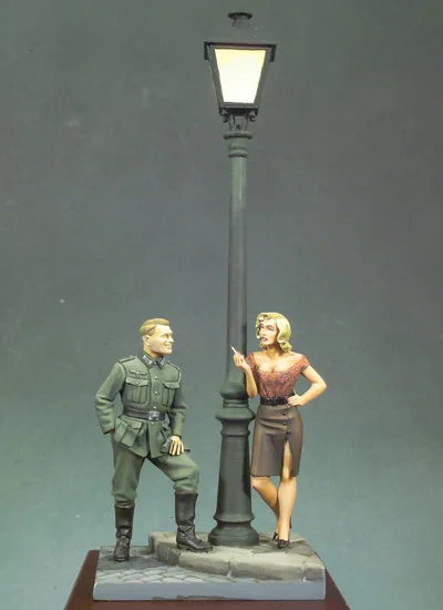 

1:32 Scale Die-casting Resin Assembling Mold Resin Actress and Officer Hand-painted White Mold To Assemble The Model