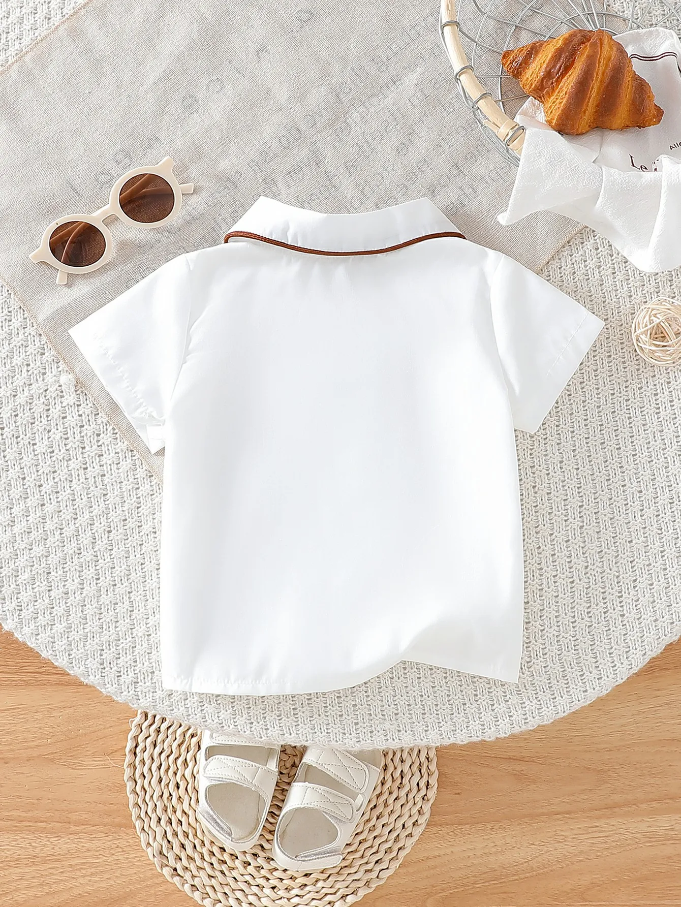 قميص صيفي جديد بأكمام قصيرة وأزرار بلون سادة لعام 2025 على طراز الكلية