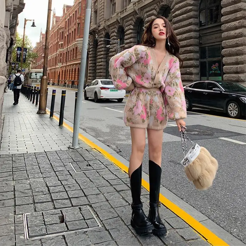 2024 French Fashion Explosion Street Design Sweater Women's Jacquard Cardigan Casual Shorts Two-piece Set Female Clothing