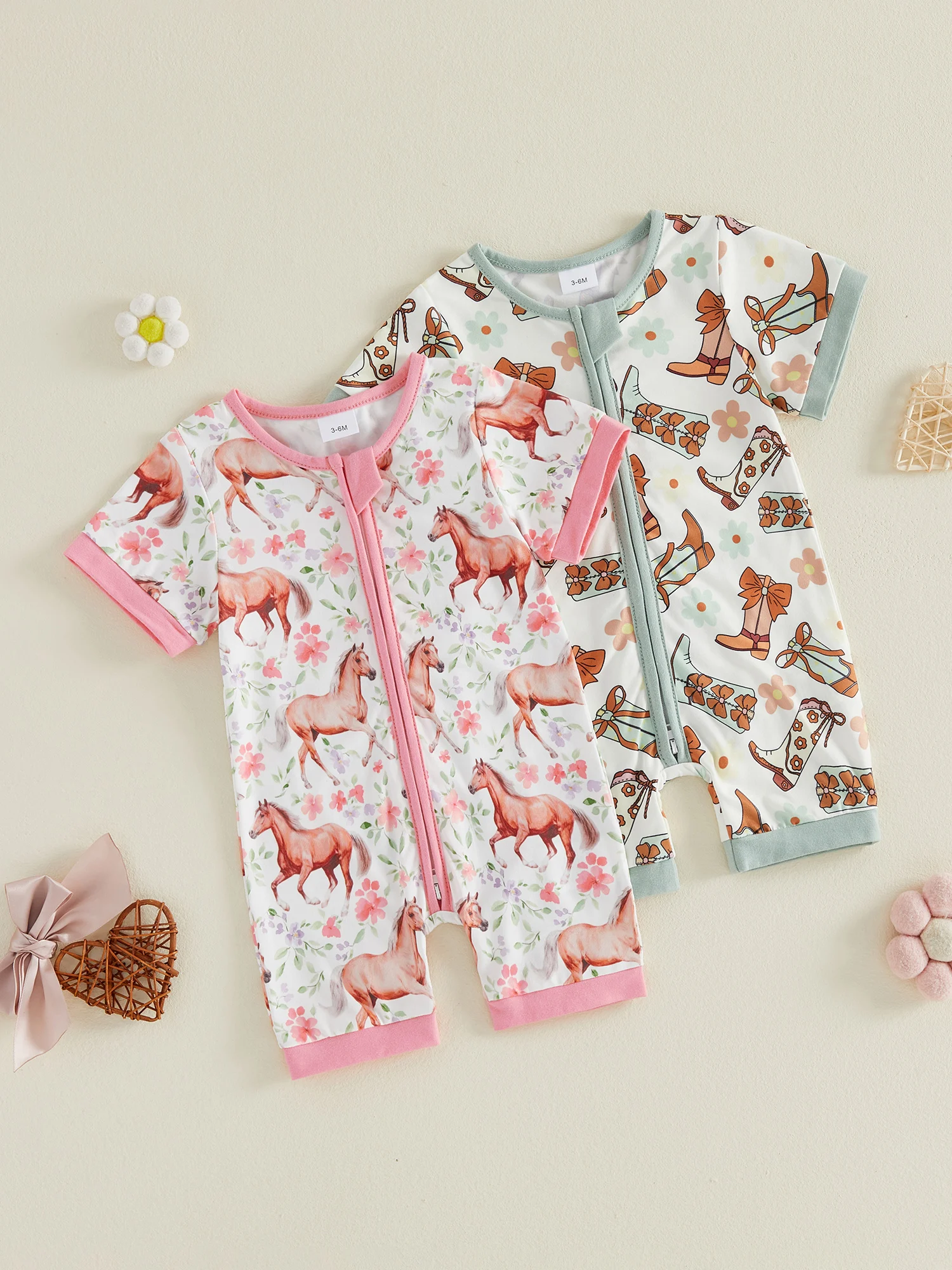 

Очаровательный комбинезон для маленьких девочек с короткими рукавами и круглым вырезом, украшенный принтом в виде цветов, лошадей и ботинок в западном стиле — идеально подходит.