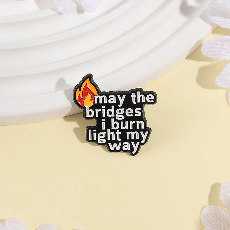 بروش جملة ملهمة باللغة الإنجليزية "ما يحرق الجسر الذي يضيء الطريق إلى الأمام" شارة لهب نصية ملحقات متعددة الاستخدامات