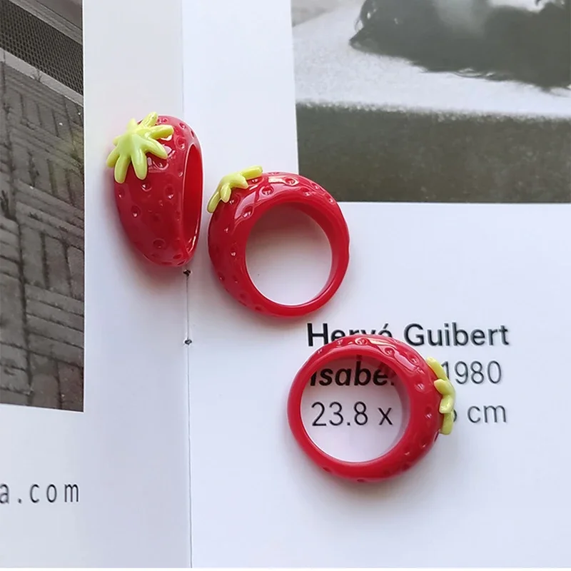 Japanische und koreanische süße Erdbeer-Frucht-Ringe, handbemalt, farbblockierender U-förmiger Zahnform-Ring, Schmuck und Kunsthandwerk