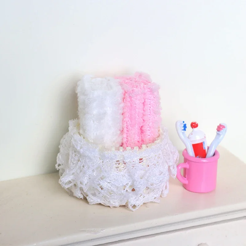 Giocattolo per la decorazione della casa modello di cestino portaoggetti in tessuto di pizzo in miniatura per casa delle bambole 1:12