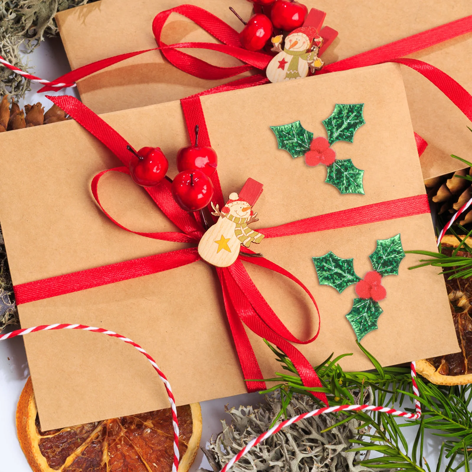 

100Pcs Christmas Holly Leaves Berry Cloth Decor Xmas Tree Wreath DIY Material Craft Bright Green Leaves Xmas Supplies