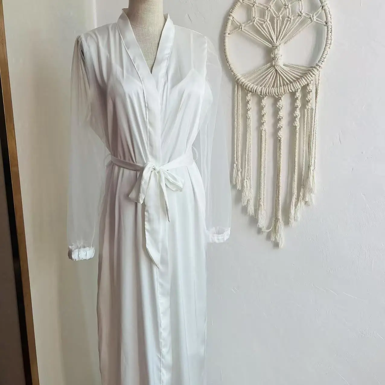 シルクサテン私室ローブブライダルドレッシングガウンローブワイドスリーブ花嫁ローブ足首ロングメッシュガウンホワイトローブブライドメイドギフト